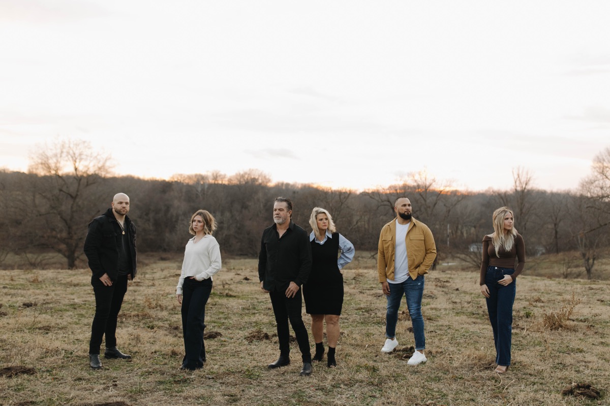 Six members of the Bilderback family standing together.